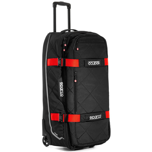 Zwart Sparco rollend koffer met rode riemen en zichtbare logo’s, geschikt voor race- of sportuitrusting. Quilted stof, uitgebreide zakken en verstelbare handgreep voor veilige transport.