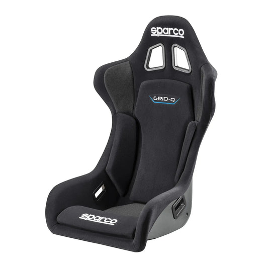 Sparco GRID-Q racestoel in zwart, met textiel bekleding en zichtbare metalen ventilatieopeningen. Geoptimaliseerd voor sportwagens en racevoertuigen, met duidelijke merklogo’s en sportieve vormgeving.