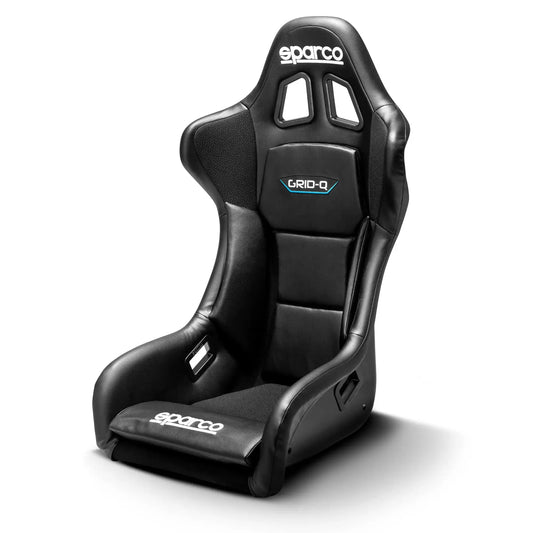 Een zwarte Sparco Grid-Q racestoel met sportieve vorm, zichtbare logo’s en luchtgaten voor optimale ventilatie, speciaal ontworpen voor raceauto’s en motorsport.