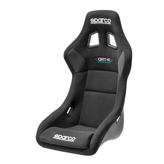 Sparco QRT-R racestoel in zwart met zichtbare logo’s en sportieve vorm. Gemaakt van textiel met verstelbare riemen, speciaal ontworpen voor raceauto’s en motorsport.