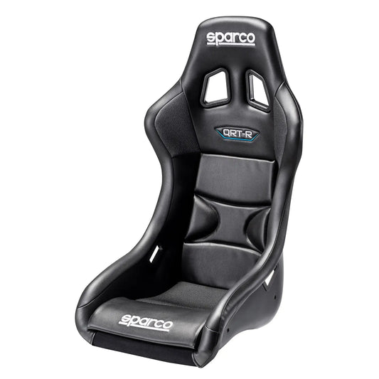 Zwart Sparco QRT-R racestoel met sportief ontwerp, textuurrijke bekleding en zichtbare logo’s. Ideaal voor raceauto’s en gamingstoelen met hoge ondersteuning.
