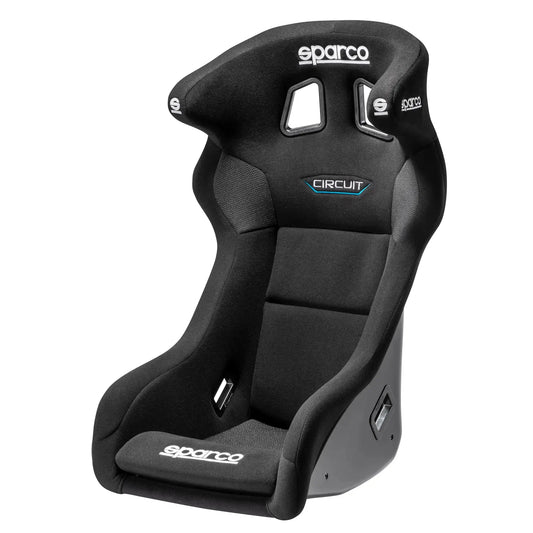 Zwart Sparco Circuit racestoel met textiel bekleding en zichtbare logo’s, ontworpen voor optimale veiligheid en comfort in raceauto’s. Geschikt voor motorsport en race-uitrusting.