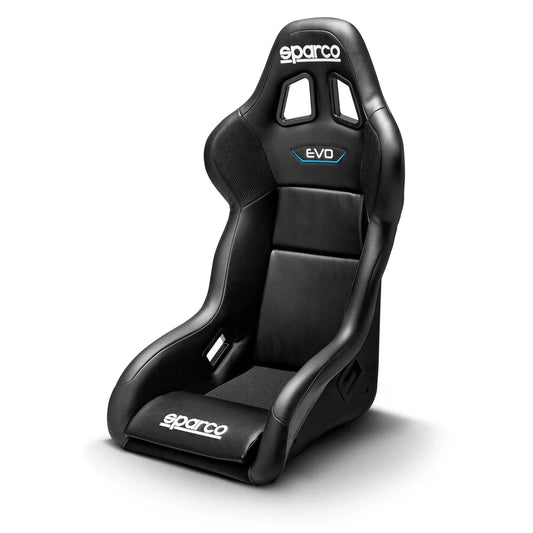 Zwart Sparco EVO racestoel met sportief design, zichtbare logo’s en luchtopeningen voor optimale ventilatie. Geschikt voor raceauto’s en motorsport-uitrusting.