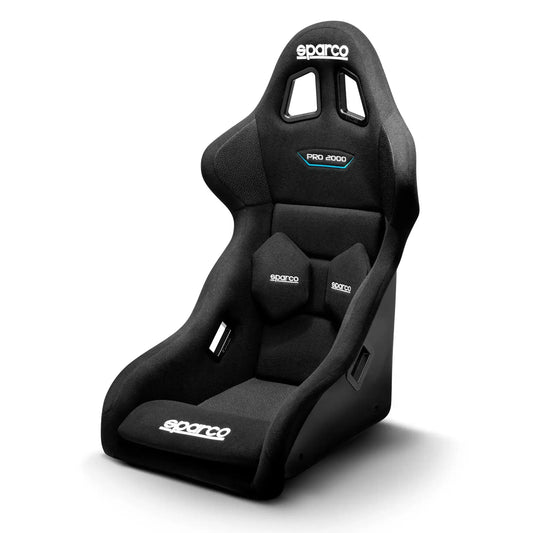 Zwart Sparco Pro 2000 racestoel met mesh bekleding, wit logo en blauwe accenten, geschikt voor sportwagens en raceauto’s. Geoptimaliseerd voor hoge prestaties en comfort tijdens rijden.