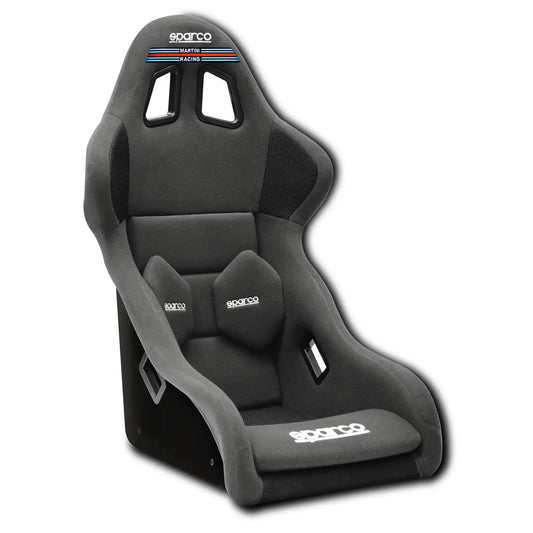 Zwart Sparco racestoel met Martini Racing logo, gestoffeerd met meshpanelen en zichtbare bevestigingspunten. Geschikt voor auto’s en racevoertuigen, met sportieve vorm en comfortabele ondersteuning.