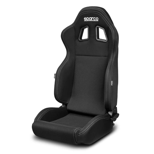 Zwart Sparco racestoel met witte contrastnaden en opvallende schouderopening, gemaakt van stoffen materiaal voor sportwagens. Ideaal voor race- of rallytoepassingen waar comfort en veiligheid centraal staan.