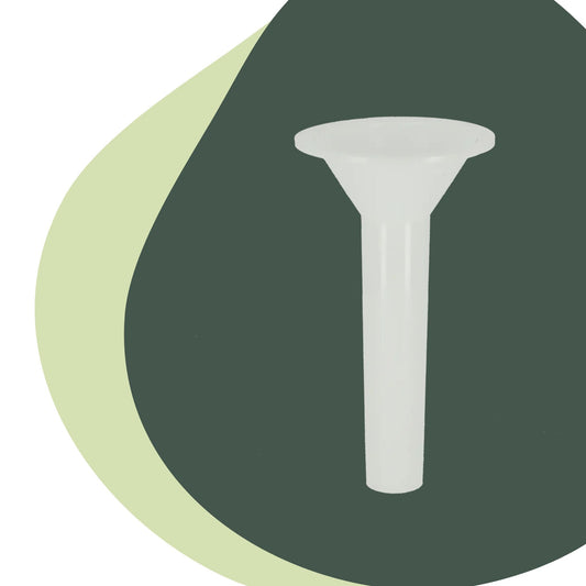 Een witte, glanzende plastic afvoerkan, geschikt voor het vullen van waterkanalen of het leegmaken van tanks. Gebruik als afvoerkan voor tuin- en houtbewerkingsapparatuur.