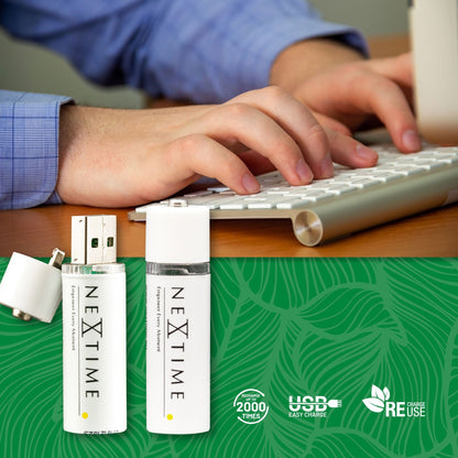 NexTime USB-oplader batterijen in wit, met zichtbare USB-poort en zilveren details. Geschikt voor draadloze oplading van mobiele apparaten en elektronica.