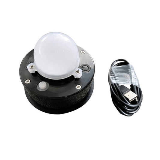 Zwarte, ronde LED-lamp met witte diffuser en USB-kabel, geschikt voor nachtverlichting. Compacte, waterdichte ontwerp voor gebruik in tuin of garage.