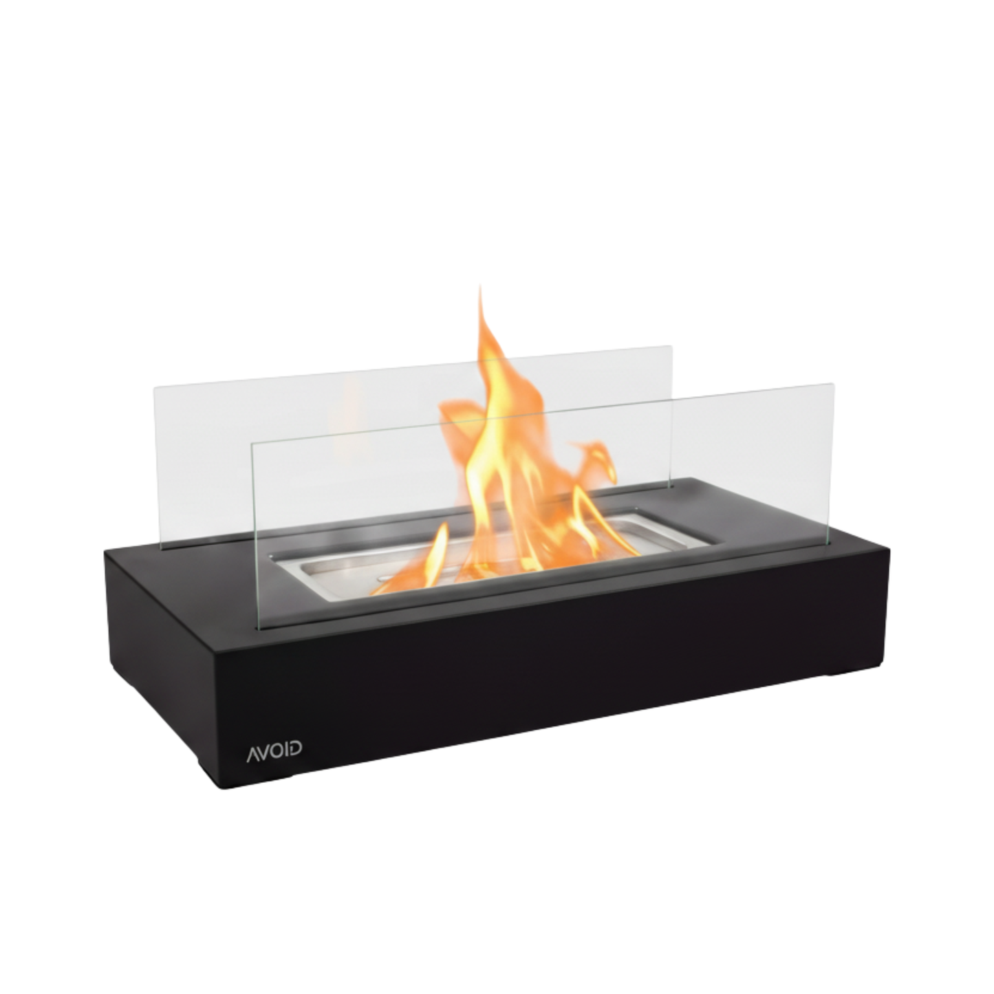 Een moderne, zwarte AVIOD bio-ethanol kachel met levendige oranje vlammen en een transparante glazen scherm, ideaal voor buitenverwarming en decoratieve sfeer in tuinen of terrassen.