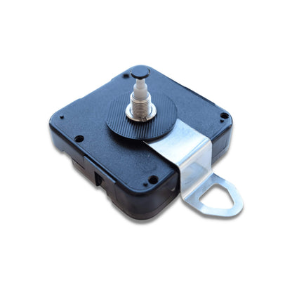 Zwart klokmechanisme met zichtbare zilveren schroef en metalen bevestigingsclip, geschikt voor wand- en tafelklokken. Compacte constructie met precisieonderdelen voor eenvoudige montage.