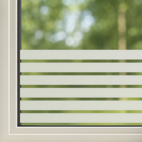 Wit horizontale glazen folie op een raam, met zichtbare groene achtergrond. Geschikt voor privacy en lichtfiltering in kantoren of huishoudens.