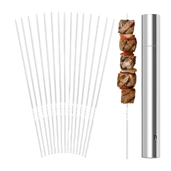 Zilverkleurige, glanzende grillspiesjes met een houten handvat, klaar voor gebruik. Een set van twaalf stukken, perfect voor barbecueën en grillen van vlees en groenten.
