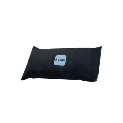 Zwart, textiel hoofdsteunkussen met een lichtblauwe, vierkante patch waarop 'AVOID' staat. Geschikt voor reisgebruik en comfortabele ondersteuning tijdens lange ritjes.
