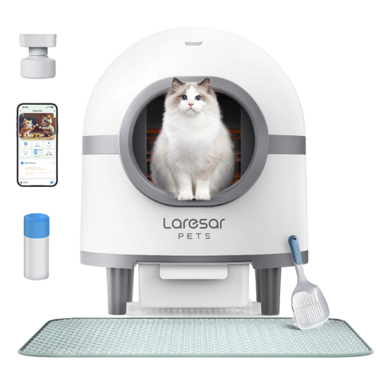 Een witte, moderne automatische katentol met een zittende, witte Ragdoll-kat. Het apparaat heeft een grijze rand, een app-gecontroleerde functie en een bijpassende vloermat voor hygiëne en gemak.