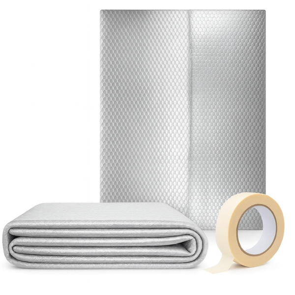 Zilverkleurige, opgevouwen isolatiemantel met hexagonaal patroon, naast een rol beige tape, geschikt voor thermische isolatie in koude omgevingen.