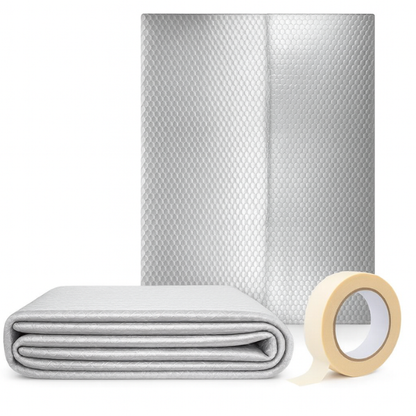 Zilverkleurige, opgevouwen isolatiemantel met hexagonaal patroon, naast een rol beige tape, geschikt voor thermische isolatie in koude omgevingen.