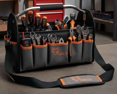 Zwart VOSCO gereedschapskoffer met oranje accenten, gevuld met diverse schroevendraaiers en sleutels. Geschikt voor professionele reparaties en werkplaatsgebruik.