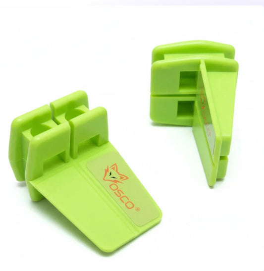 Groene OSO® kabelschoffels van zacht plastic, met duidelijke merklogo en schuine snijvlakken, geschikt voor veilige kabelbeheer en kabelorganisatie in kantoren of huishoudelijk gebruik.
