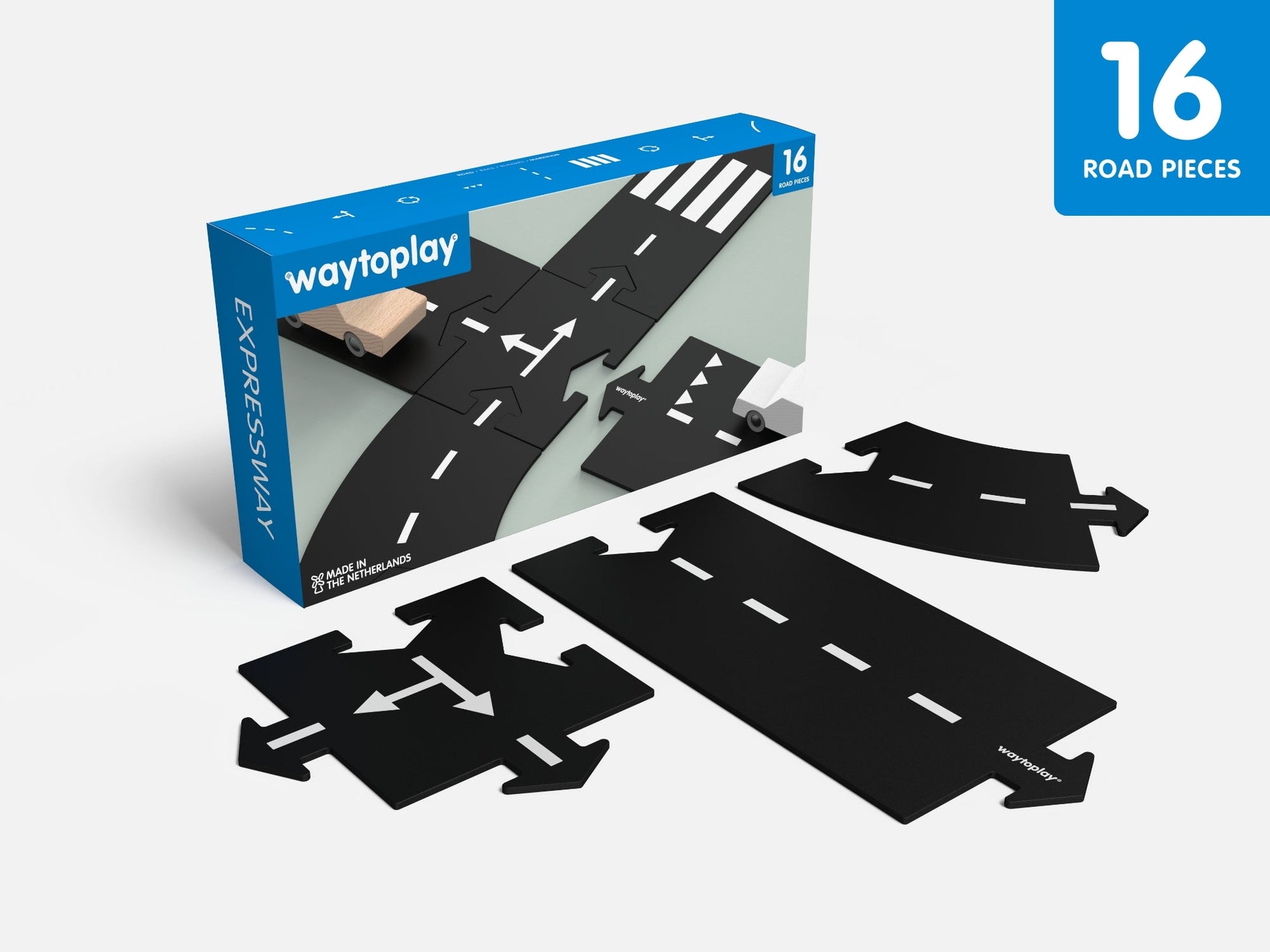 Zwart houten wegdekstukken met witte verkeersmarkeringen, inclusief een houten auto, voor creatief speelplezier en verkeersspelletjes. Geschikt voor kinderen en speelruimte-ontwerp.