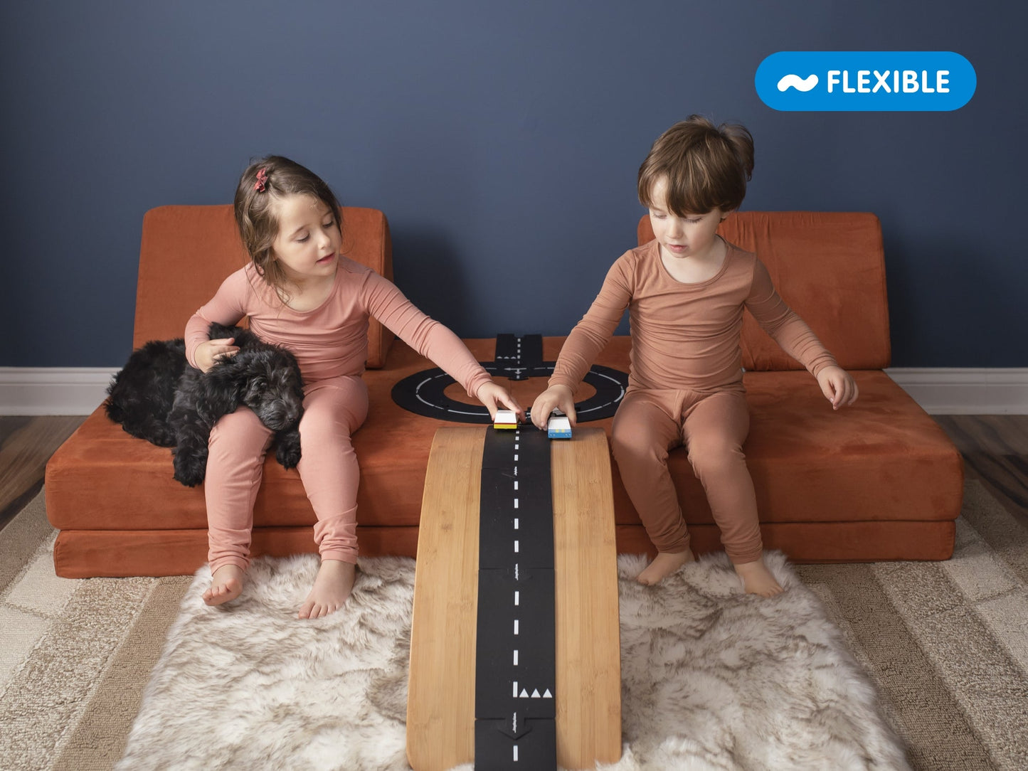 Zwart houten wegspel met witte verkeersmarkeringen, inclusief een houten auto en verkeersborden. Ideaal voor creatief speelplezier en verkeersvaardigheid bij kinderen.