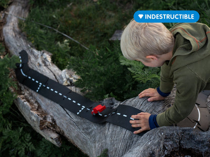 Zwart houten wegplaatjes met witte verkeersmarkeringen, inclusief een houten auto, voor creatief speelplezier. Ideaal voor kinderen om hun eigen speelweg te bouwen.