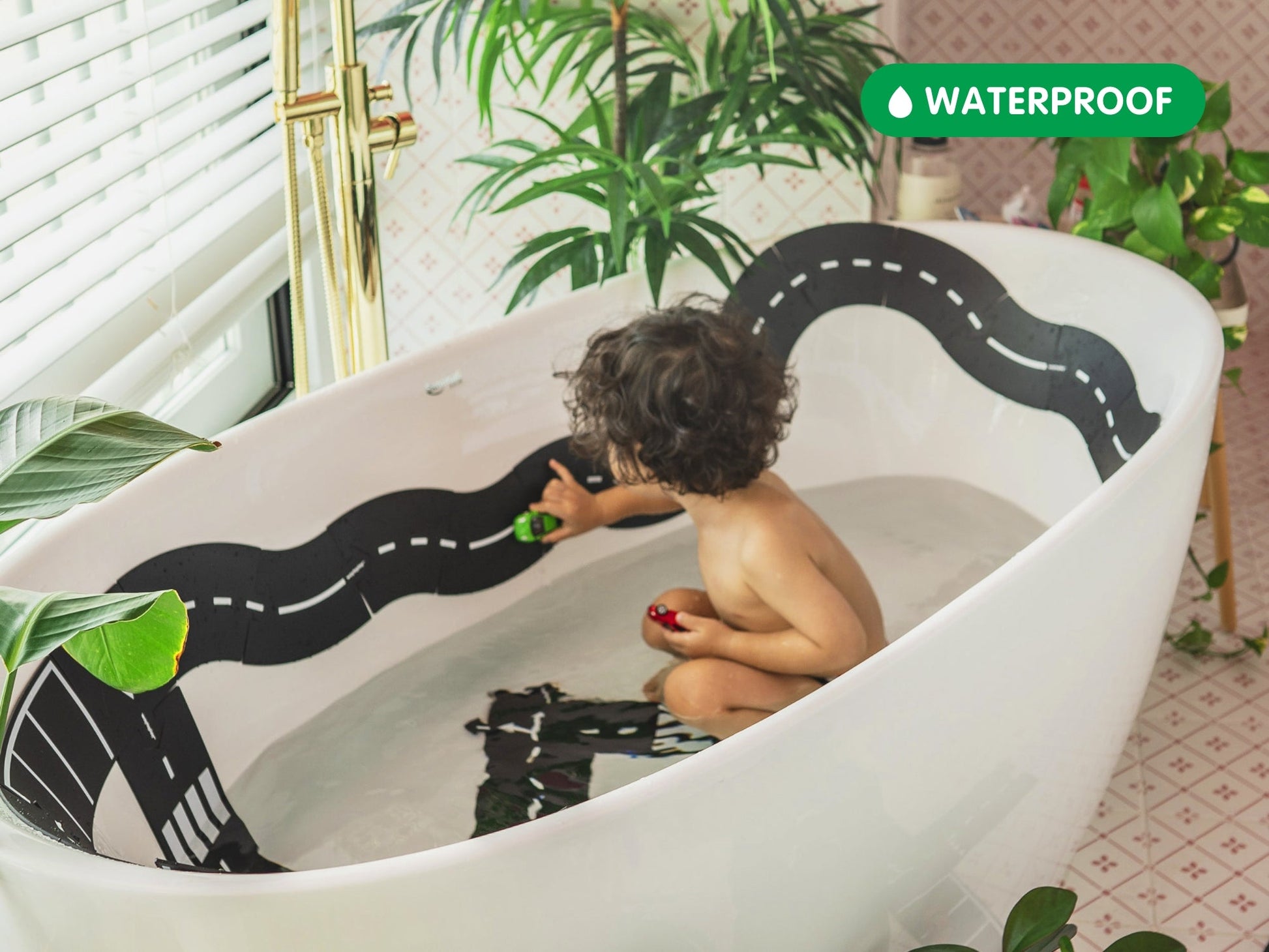 Zwart houten wegplaatjes met witte verkeersmarkeringen, inclusief een houten auto, voor creatieve speelplekken. Ideaal voor kinderen om hun eigen weg te bouwen en te spelen.