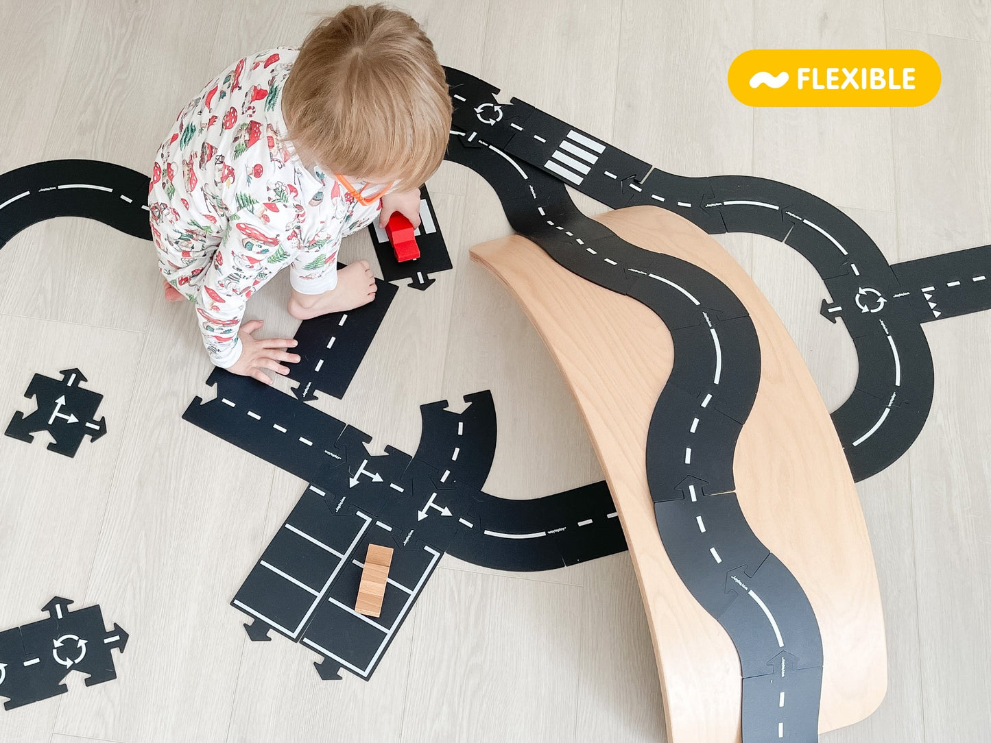 De Waytoplay King of the Road speelset bestaat uit 40 zwarte wegstukken met witte verkeersmarkeringen, geschikt voor creatief speelplezier en verkeersspelletjes.