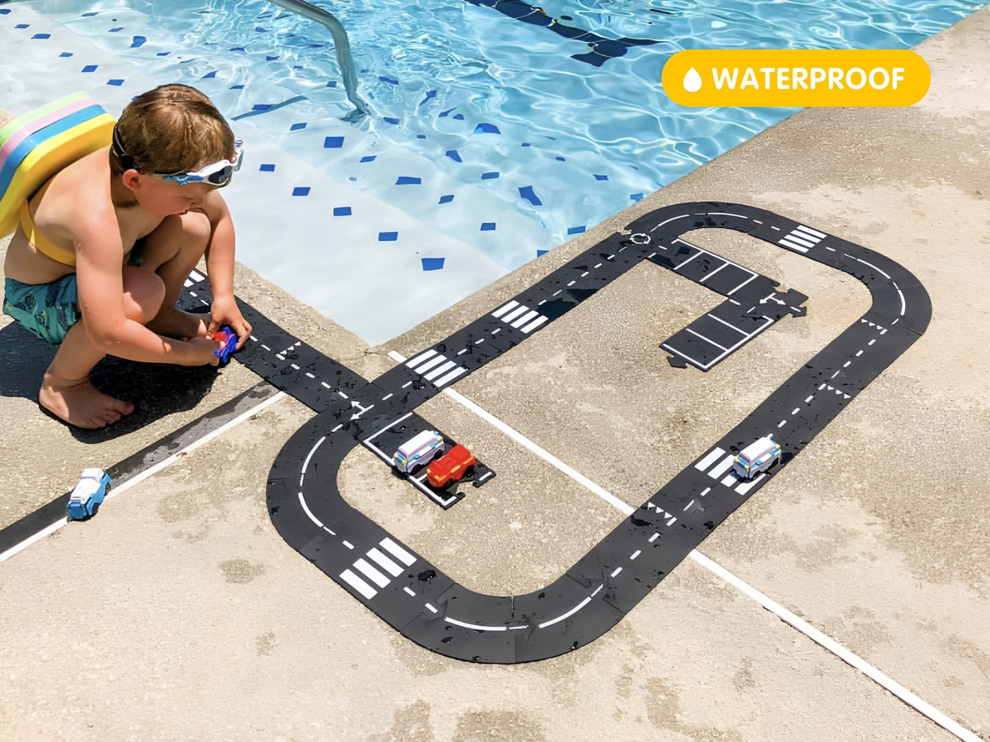 De Waytoplay King of the Road speelset bestaat uit 40 zwarte wegplaten met witte verkeersmarkeringen, geschikt voor creatieve speelplekken en speelkamerdecoratie. Het product is gemaakt in Nederland en past perfect bij kinderen die graag met auto’s spelen.