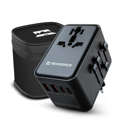 Zwart Remodius reisstopcontact met 4 USB-poorten en schakelaars voor EU/US/UK, geplaatst naast een zwarte draagtas. Geschikt voor reizen en thuisgebruik, met GaN 25W technologie.