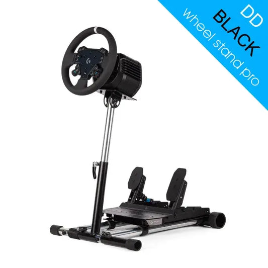 Zwart DD Wheel Stand Pro met stuur en pedalen, geschikt voor racegame-ervaring. Metalen constructie met verstelbare onderdelen voor optimale gamingcomfort.