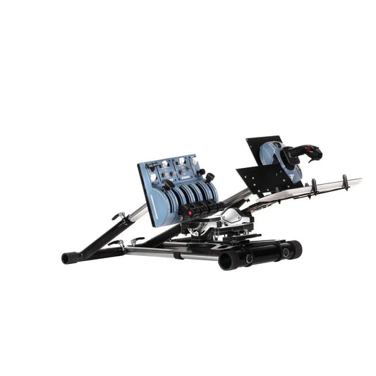 Een ThrottleMaster vliegtuigbesturingssysteem met zwarte joystick, blauwe centrale console en pedalen, inclusief toetsenbordhouder. Ideaal voor vlieg- en simulatiespeeltoestellen.