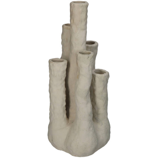 Een witte, textuurrijke keramische vaas met organische vormen, gevuld met paarse tulpen en groene bladeren, perfect voor moderne interieurstijlen en decoratieve bloemarrangementen.