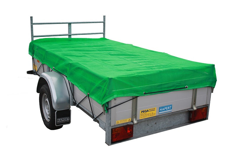 Groene, waterdichte aanhangwagendekking met elastische banden, bedekt een zilverkleurige Hapert aanhangwagen. Geschikt voor transport en bescherming van goederen tijdens het vervoer.