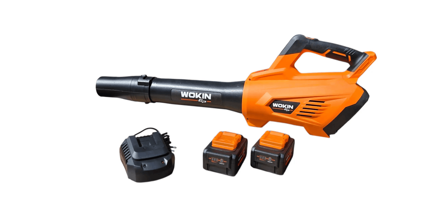 Een oranje en zwarte WOKIN bladblazer met zichtbare batterij en handgreep, geschikt voor tuin- en outdoorgebruik. Compacte, draadloze bladblazer voor efficiënte bladeren en takkenverwijdering.