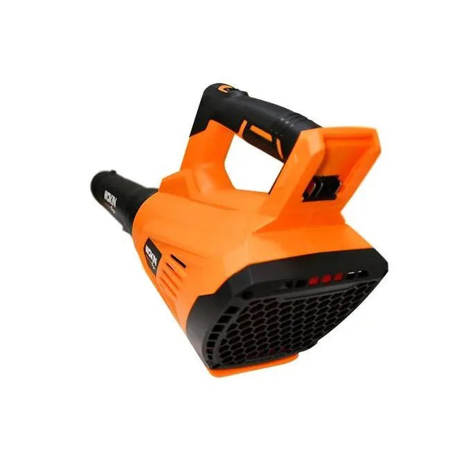 Een oranje en zwarte WOKIN bladblazer met zichtbare batterij en handgreep, geschikt voor tuin- en terrasruimte. Ideaal voor het verwijderen van bladeren en houtsnippers.
