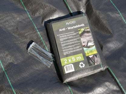 Grijs anti-worteldoek van AVOID, gemaakt van waterdichte stof met blauwe naad, bedoeld voor tuin en groenten om wortels te beschermen tegen onkruid en schade. Ideaal voor groenten en tuinbouw.