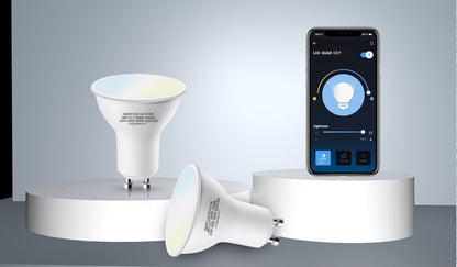 Een witte, moderne GU10-spotlamp met zichtbare CE-keurmerken en een warmgeel licht. Geschikt voor slimme huisautomatisering via smartphone-app.