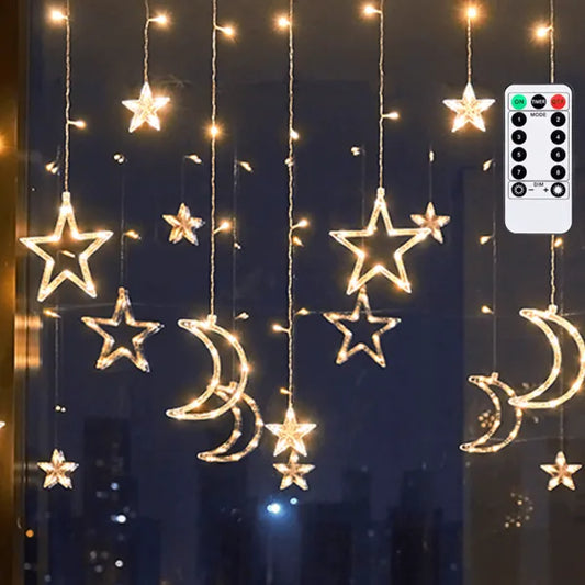 Gouden LED-verlichting met sterren en maanvormen hangt elegant in de avond, uitgerust met een afstandsbediening voor 8 flashmodi. Perfect voor feestelijke sfeer of kerstversiering in binnen- en buitenruimte.