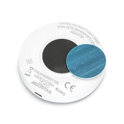 Een witte, ronde bewegingssensor met glazen lens, geschikt voor nachtlicht of veiligheidssystemen. Compacte, minimalistische ontwerp voor binnenruimtes.