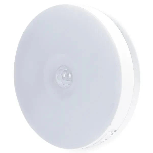 Een witte, ronde bewegingssensor met glazen lens, geschikt voor nachtlicht en veiligheid. Compacte, moderne ontwerp voor binnenruimtes en tuinverlichting.