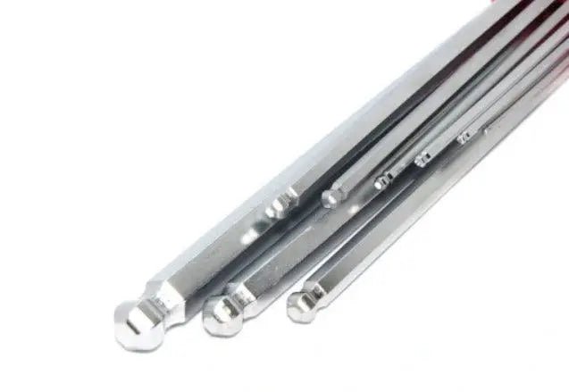 Zilverkleurige hex sleutels met rode houder, geschikt voor fiets- en motoronderhoud. Set met verschillende maten voor precisiewerkzaamheden.