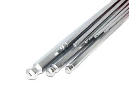 Zilverkleurige hex sleutels met rode houder, geschikt voor fiets- en motoronderhoud. Set met verschillende maten voor precisiewerkzaamheden.