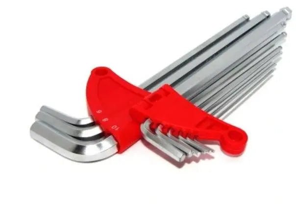 Zilverkleurige hex sleutels met rode houder, geschikt voor fiets- en motoronderhoud. Set met verschillende maten voor precisiewerkzaamheden.