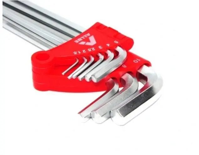 Zilverkleurige hex sleutels in een rode houder, geschikt voor fietsschroefwerk en kleine mechanische reparaties. De set bevat verschillende maten voor precisiewerkzaamheden.