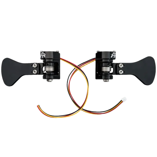 Zwart 3D-printer extruder met draad en zichtbare schroeven, geschikt voor filamentverwerking. Gebruik voor precisieprinten en 3D-printer onderdelen.