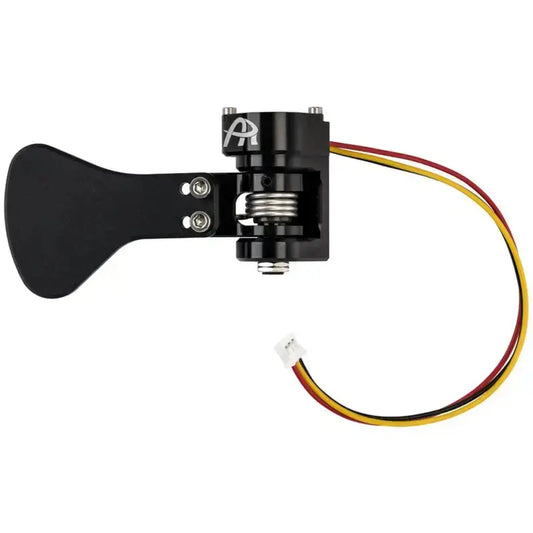 Zwart 3D-printer extruder met draadkabels, geschikt voor filamentverwerking. Metalen onderdelen en zwarte plastic beugels voor precisieprinten.