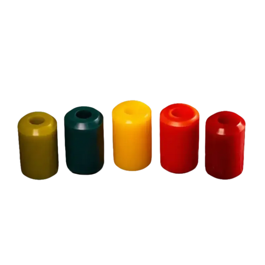 Vijf kleurrijke, cilindrische plastic knoppen in geel, groen, oranje en rood, geschikt als decoratieve elementen voor modelbouw of speelgoedprojecten. Perfect voor creatieve bouwactiviteiten en kinderprojecten.