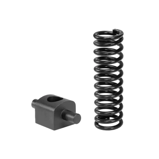Zwarte metalen veer en een compacte, grijze plastic klem, beide voor automatische deurvergrendeling. Geschikt voor reparatie van deurvergrendelingen en automatische deuren.