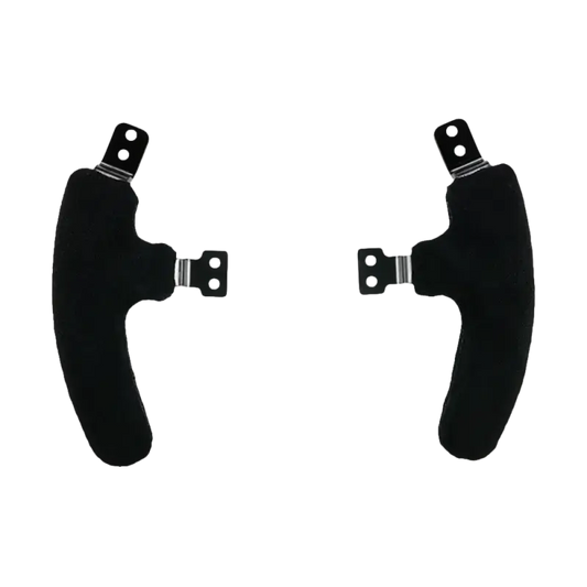 Zwarte, ergonomische stuurwielgrepen met zichtbare metalen bevestigingspunten, geschikt voor gaming- en racestuurwieltoepassingen. Gebruik voor optimale grip en precisie tijdens intensieve rij- of spelervaringen.